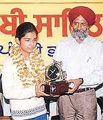 Noted poet Surjit Pattar gives away a trophy to Supam after the completion of her cycling journey.