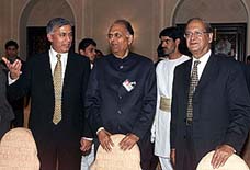 Pakistan's Finance Minister Shaukat Aziz escort his Indian counterpart 