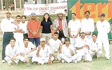 Indian womens cricket team captain Anjum Chopra and director of Teri Dr R K Pachauri with the SAR Group team.