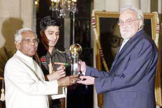President K.R. Narayanan presents the Dr B. R. Ambedkar International Award