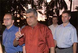 Sri Lankan Prime Minister Ranil Wickremesinghe (C), Norwegian Deputy Foreign Minister Vidar Helgesen (L) and Norwegian special envoy Erik Solheim (R) walk together in the southern Sri Lanka