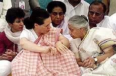 Congress President Sonia Gandhi alongwith Delhi Chief Minister Sheila Dikshit
