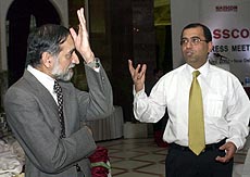 Nasscom President Kiran Karnik (left) and Chairman Phiroz Vandrevala 