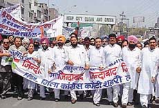 Congress leaders take out a peace march in Ludhiana to protest against communal violence in Gujarat.