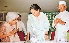 The Adviser to UT Administrator Ms Neeru Nanda, greets Padmashree, Padmabhushan Anna Hazare, as the Mayor, Ms Lalit Joshi, looks on, at the Kala Gram