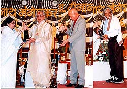 Lata Mangeshkar presents the Deenanath Mangeshkar Award