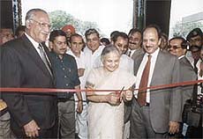 Delhi Chief Minister Sheila Dikshit inaugurating Indias first Apollo Clinic 