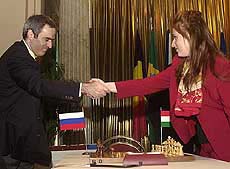 Garry Kasparov of Russia greets Judit Polgar of Hungary