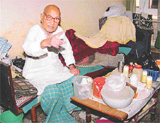 Madan Lal Mehra  narrates his tale of woes in his room in Senior Citizens Home