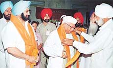 Mr Rattan Singh, MLA, presents a siropa to the Chief Minister of Uttaranchal, Mr N.D. Tewari, after presenting the same to the Punjab Chief Minister, Capt Amarinder Singh, at the historic Gurdwara Paonta Sahib