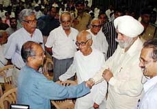 Mr K. P. S. Gill, Security Adviser to Gujarat Chief Minister Narendra Modi, shakes hand