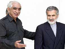 Indian Foreign Minister Jaswant Singh (L) meets his Iranian counterpart Kamal Kharazi