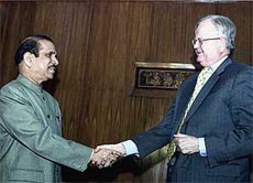 Lok Sabha speaker Manohar Joshi with US ambassador Robert D Blackwill 