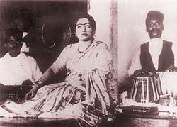 Gauhar Jan singing in 1902. A file photograph from H.M.V. Calcutta