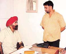 Mr Simerjeet Singh, Deputy Superintendent of Police, Vigilance, (left), grills Devinder Kumar, an MC clerk arrested on the charge of taking bribe