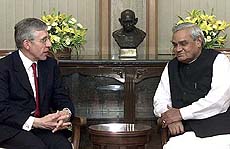 British Foreign Secretary Jack Straw talks to Prime Minister Atal Behari Vajpayee 