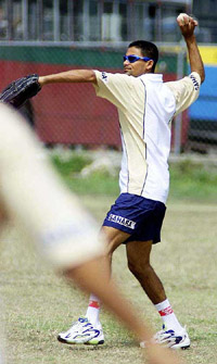 Mohammad Kaif throws a ball
