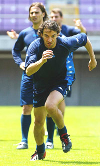 Italy's Alessandro Del Piero (F) sprints during a training session as team-mates Fabio Cannavaro (L) and Christian Vieri look on at Sendai's stadium on Wednesday.