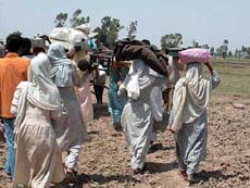 People from the RS Pura sector, adjacent to the Pakistan border, leave for safer areas 