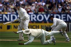 Sri Lanka's Mahela Jayawardene attempts to catch out England's Marcus Trescothick