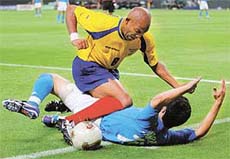 Ecuadors Raul Guerron (top) collides with Italys Gianluca Zambrotta 
