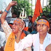 Shiv Sena activists condemn the plot to kill the local Shiv Sena leader Jai Bhagwan Goel at a demonstration in New Delhi 