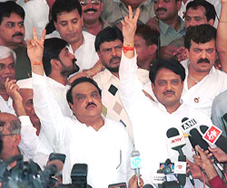 Maharashtra Chief Minister Vilasrao Deshmukh and Deputy Chief Minister Chagan Bhujbal flash victory sign