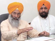 Union Minister S.S. Dhindsa and Jathedar Avtar Singh Hit addressing a press conference