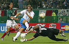Italys Francesco Totti  shoots past the outstretched arms of Mexicos goalkeeper 