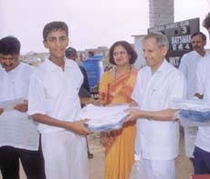 DPS player Gaurav Jangra receiving the winners prize from chief guest Dr Bhupender Singh 