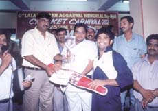 Union Minister Ashok Pradhan presenting the Man of the Match Award to Jitender Solanki