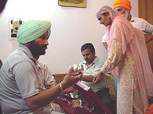 irmal Singh Kahlon's wife Surinder Kaur with a vigilance sleuth