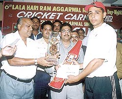 Maninder Bisla receiving the Man of the Match Award from Narinder Jain