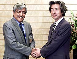 Special envoy of Pakistan President Pervez Musharraf Najmuddin Shaikh meets Japans Prime Minister Junichiro Koizumi at the official residence in Tokyo on Monday.