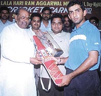 Mr Mange Ram Garg giving away the Man of the Match Award to Gautam Gambhir 