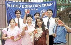 The IIPM students showing their souvenirs after donating blood