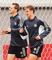 Germanys forward Miroslav Klose (R) and defender Dietmar Hamann train during the teams World Cup practice at the Seoul World Cup Stadium in Seoul on Monday.