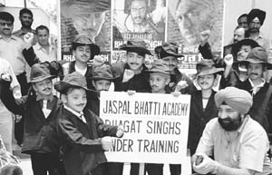 Jaspal Bhatti with his trainee Bhagat Singhs