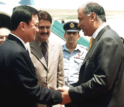 Pakistans Finance Minister Shuakat Aziz greets Thai Prime Minister