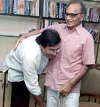 Newly inducted Minister of State for Tourism Vinod Khanna taking blessing from his senior cabinet colleague Jagmohan