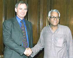 Indian Defence Minister George Fernandes shakes hand with British Defence Secretary 