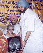 Punjab Chief Minister Amarinder Singh presents the Lifetime Achievement Award to eminent poet and author Amrita Pritam
