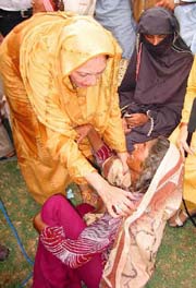 Begum Attiya Inayatullah, Pakistans Womens Affairs Minister, tries to comfort a crying mother
