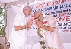 Brigadier Shamsher Singh (Retd) welcoming Union Labour Minister, Dr Sahib Singh Verma, at a blood donation camp