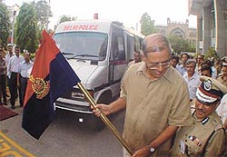 Lieutenant-Governor Vijai Kapoor along with Delhi Police Commissioner R. S. Gupta flagging off the mobile crime investigation teams in the Capital