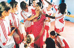 Jess (played by Parminder Nagra) in the midst of her teammates in the movie Bend it like Beckham.