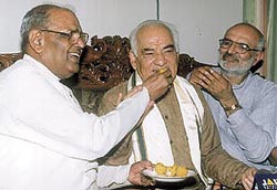 Madan Lal Khurana being offered ladoos, after he took over as the Delhi BJP president, by Mange Ram Garg and Union Minister Sahib Singh Verma