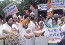 Activists of National Akali Dal led by its president Paramjit Singh Pamma demonstrating against water and power shortage