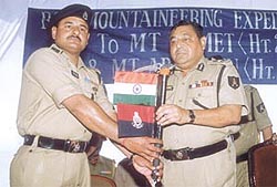 BSF Director-General Ajay Raj Sharma flagging off the BSF mountaineering expedition