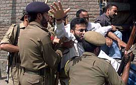 The police detains Saleem Geelani